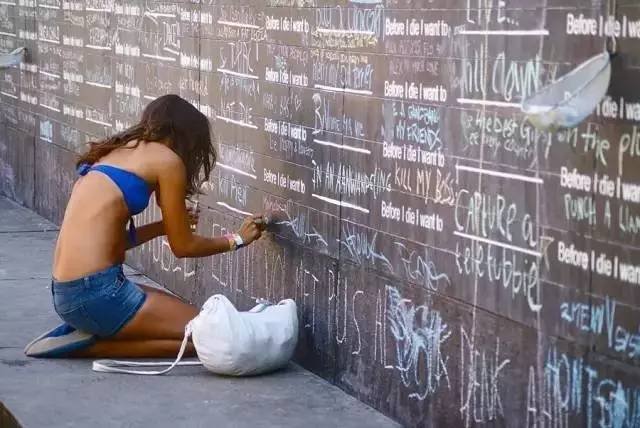 她在墙上写了7个字，让全世界的人都赶了过来