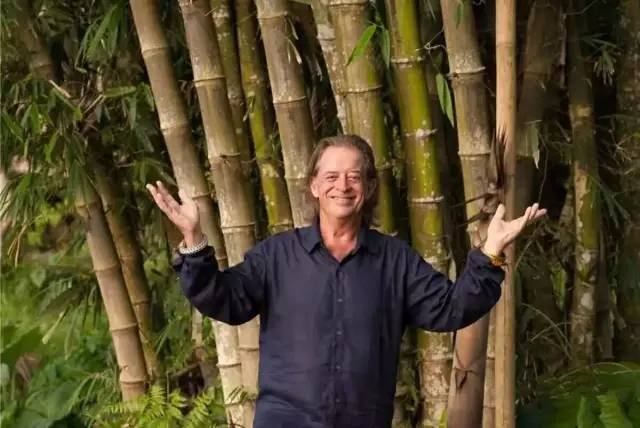 他在巴厘岛用竹子建了所学校，全世界40多个国家的人，都争着送孩子去上学