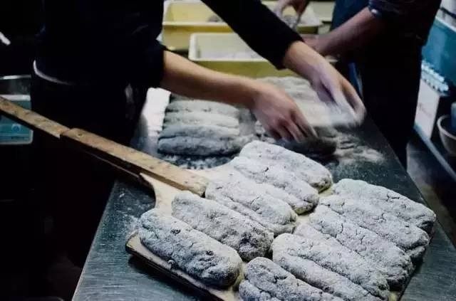 每周营业3天年入900万，他们让一个“土肥圆”丑面包火遍全日本，靠的竟然是……