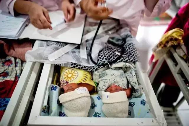 这位北京姑娘辞职跑到阿富汗，在枪战和爆炸中，拿刀为新生儿，开出一条生路
