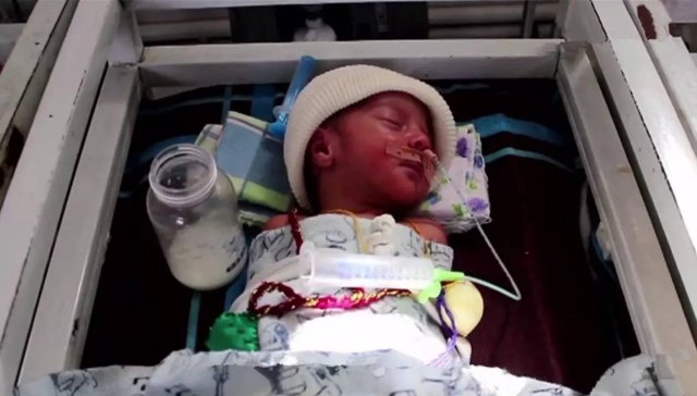 这位北京姑娘辞职跑到阿富汗，在枪战和爆炸中，拿刀为新生儿，开出一条生路