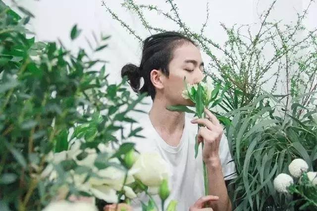 这个22岁的妖冶美男是花中神明，与400多株植物相伴，活得比女人还美