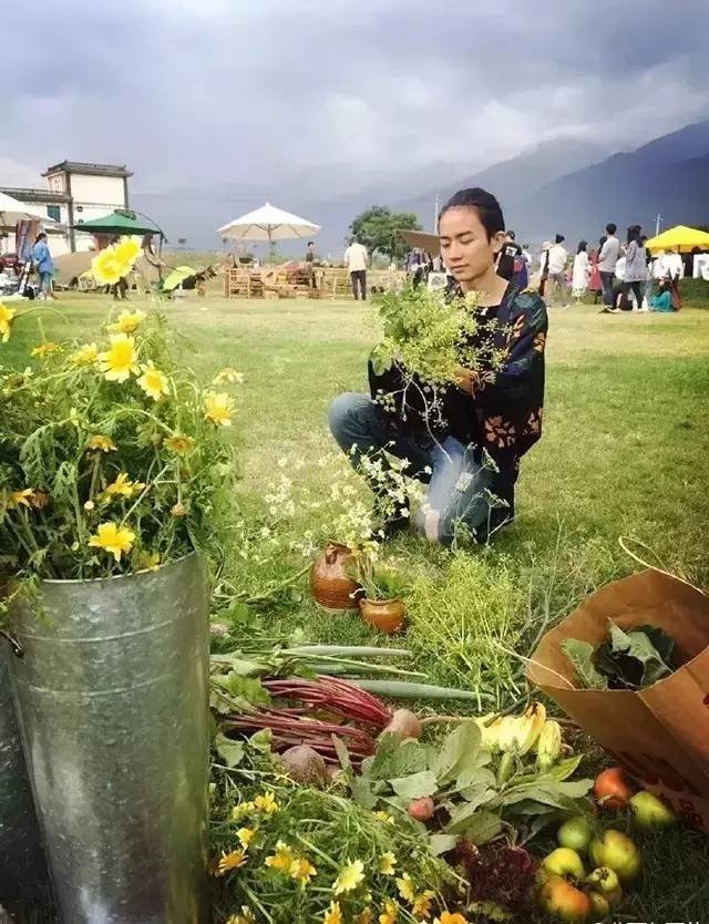 这个22岁的妖冶美男是花中神明，与400多株植物相伴，活得比女人还美