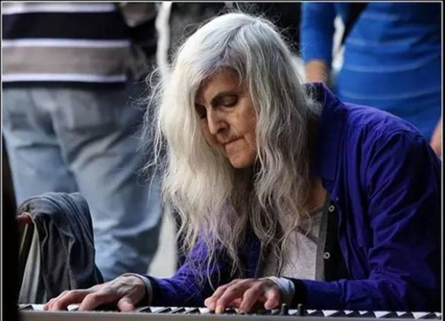 当这个82岁的流浪奶奶开始演奏，580万人为她停留，整座城市视她为荣誉象征