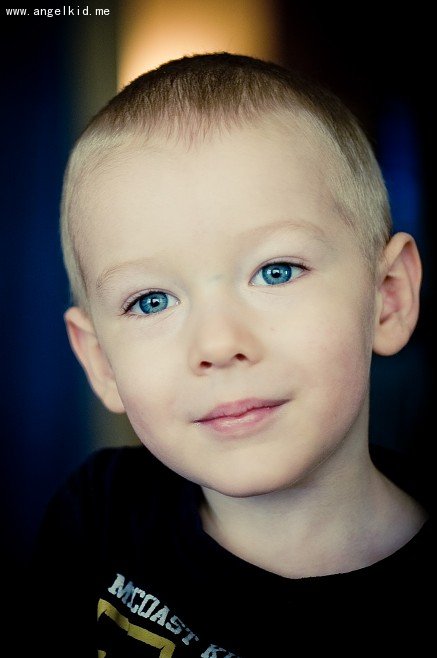 孩子那双纯净的蓝眼睛 