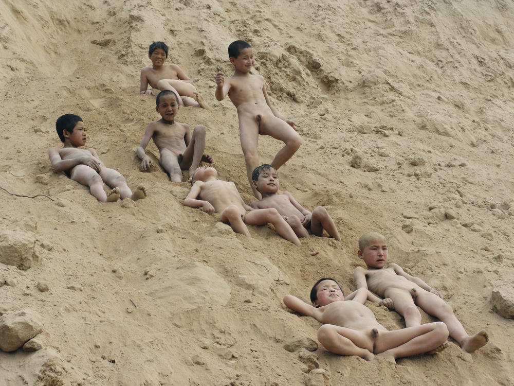 邪恶的小朋友 黄河岸边的孩子们玩完水在河边上的土坡上侃大山