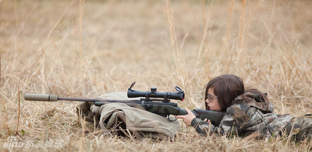 五岁萝莉狙击枪练靶 