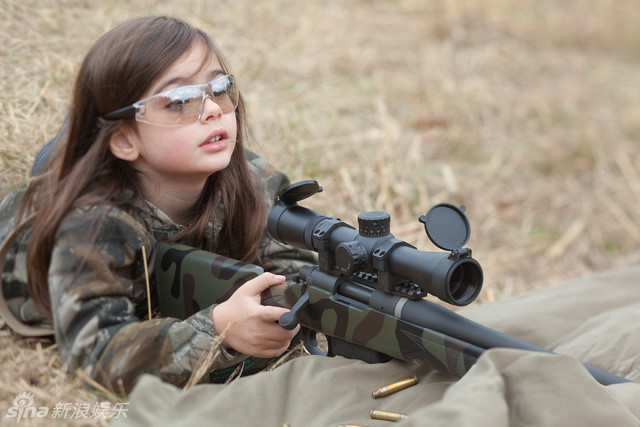 五岁萝莉狙击枪练靶 