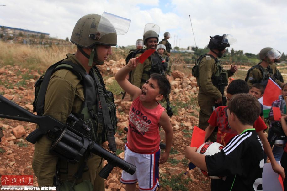 巴勒斯坦儿童对以色列士兵亮红牌2