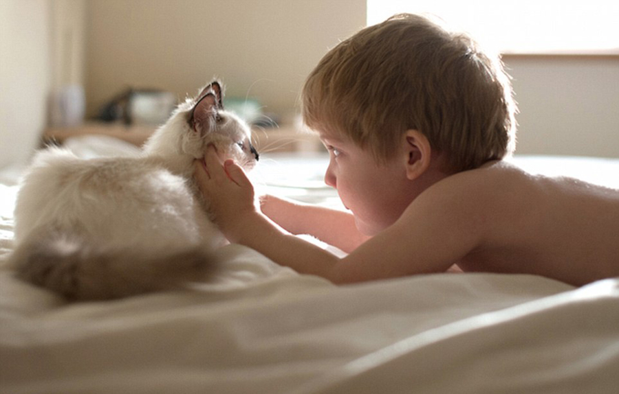 美摄影师拍儿子与猫星人的有爱时刻 
