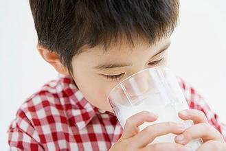 孩子喝牛奶的十种错误饮法
