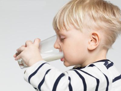 孩子喝牛奶的十种错误饮法