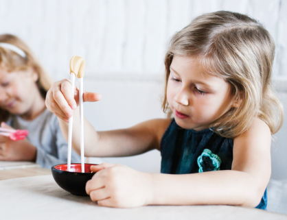 教宝宝使用筷子的方法与技巧！